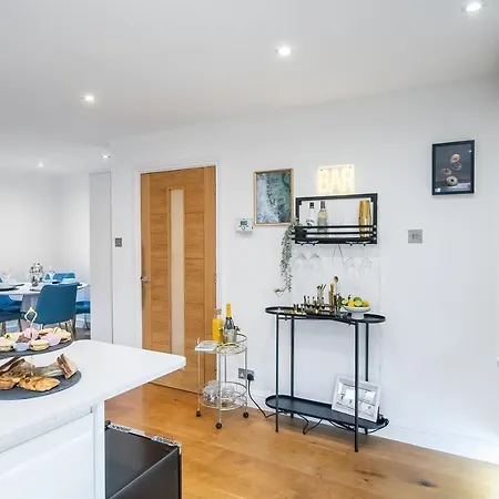 Chic 3 Bed Apartment Near London Bridge With Balcony Exterior photo