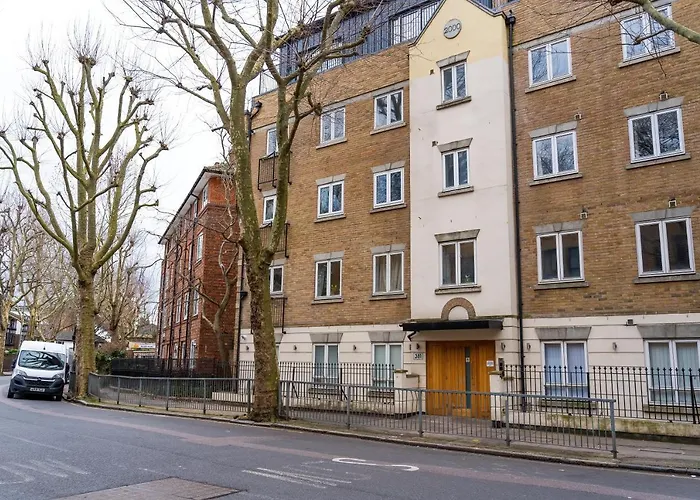 Chic 3 Bed Apartment Near London Bridge With Balcony
